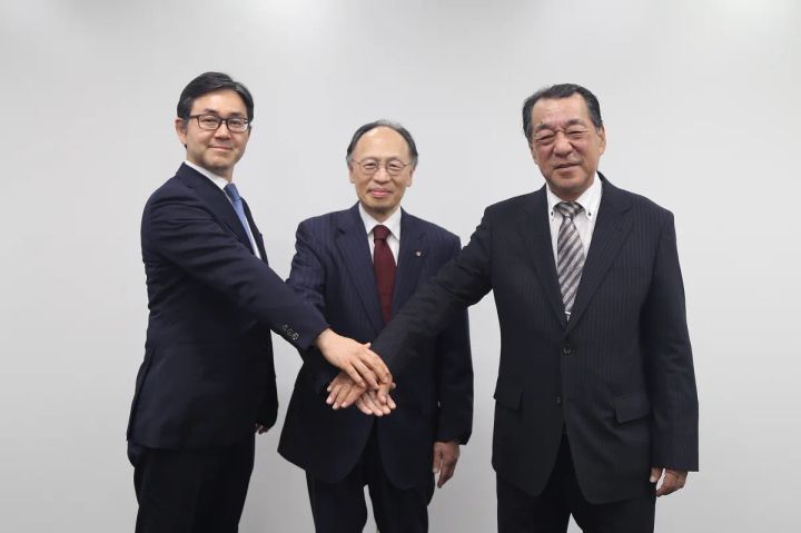 ミツバ・東洋電機製造・泰平電機の3社による調印式の様子