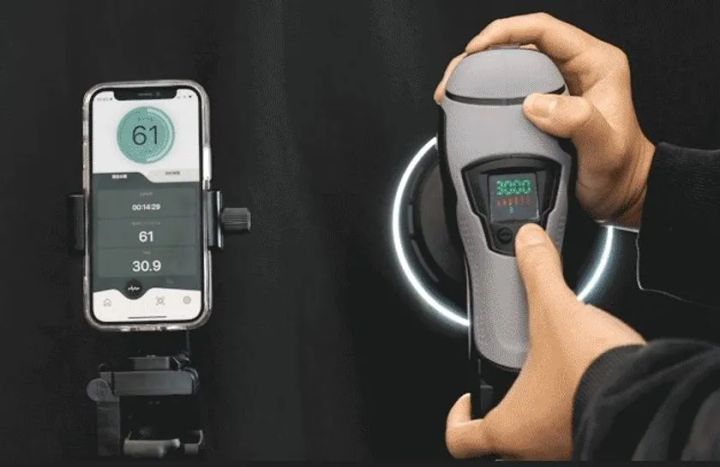 ENMAポリッシャー本体のLEDリング点灯と液晶パネル表示（3000rpm）、スマートフォンアプリとの速度・作業時間連携画面を並べた操作機能紹介ショット