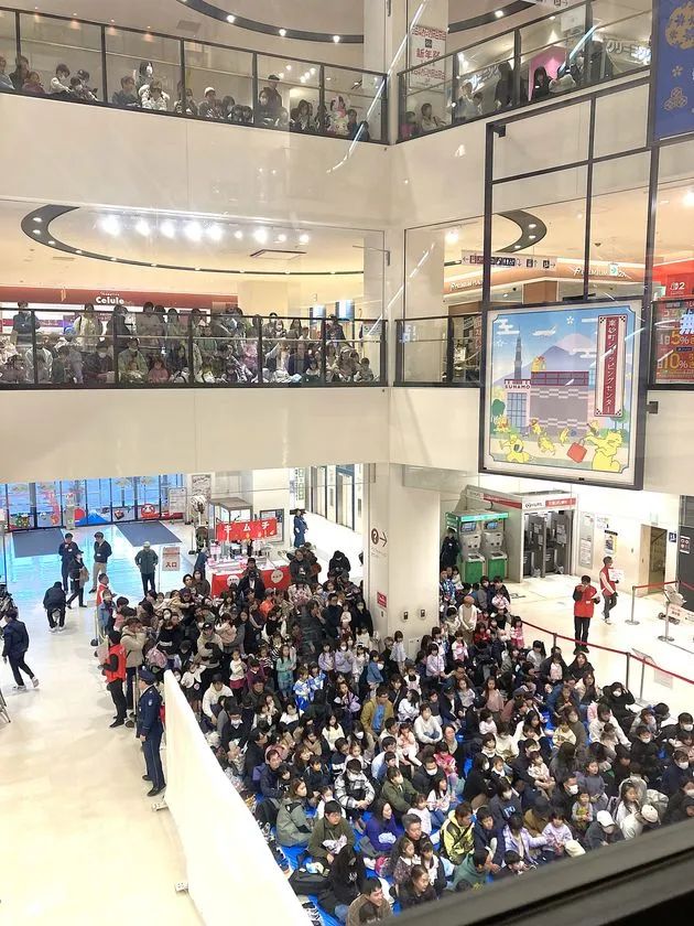 SUNAMO館内吹き抜けアトリウムに大勢の来場者が集まるイベント開催時の混雑状況。1階から上層フロアまで3層にわたり数百人規模の観客が詰めかけている
