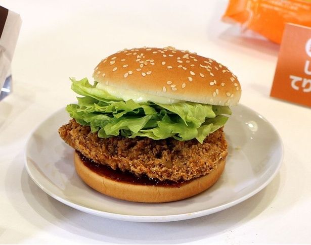 【写真】黒胡椒の辛みがキリリと効いた「名古屋名物 手羽先風黒胡椒ジューシーチキン」。サイドメニューのポテトも進みそうな味わい