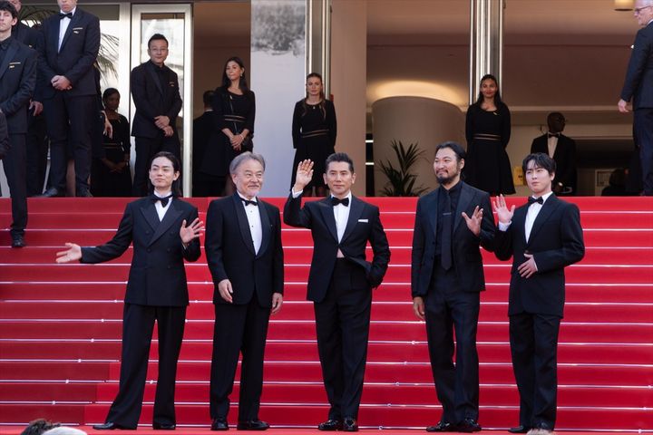 第79回カンヌ国際映画祭レッドカーペットに登場した（左から）『黒牢城』の菅田将暉、黒沢清監督、本木雅弘、青木崇高、宮舘涼太 （C）Kazuko WAKAYAMA width=