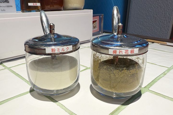 （左から）粉ミルク、痺れホアジャオ