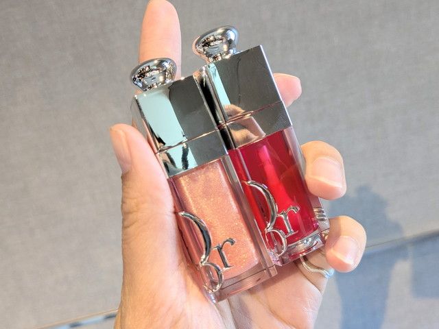 ディオール アディクト リップ グロウ オイルを2色並べて手で持ったところ。ピンクとレッド系の2色が確認できる