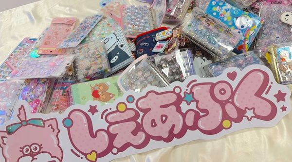 【東京都渋谷区】シール交換カフェ「しぇあぷく 原宿店」で、天童よしみさんの一日店長イベントを実施