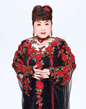 【東京都渋谷区】シール交換カフェ「しぇあぷく 原宿店」で、天童よしみさんの一日店長イベントを実施