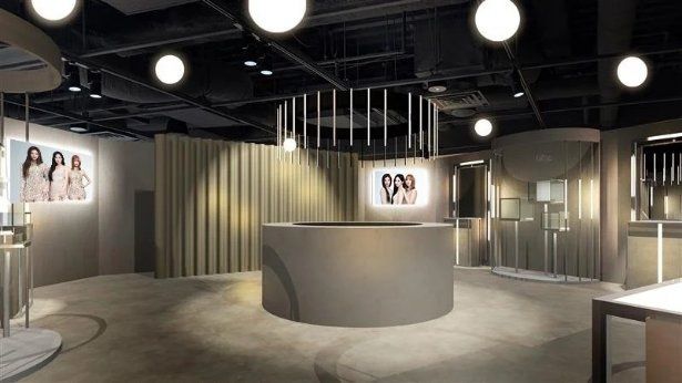 洗練された空間に、MISAMOのビジュアルが展示