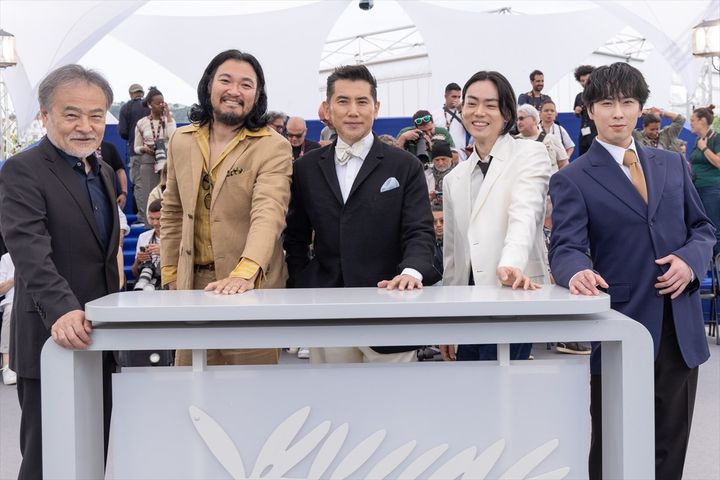 第79回カンヌ国際映画祭フォトコールに登場した（左から）『黒牢城』黒沢清監督、青木崇高、本木雅弘、菅田将暉、宮舘涼太 （C）Kazuko WAKAYAMA width=