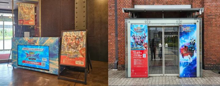 横浜赤レンガ倉庫の屋内スタンド看板と屋外入口扉に掲出されたウルトラマルチバースイベント告知ポスター2種の現地設置写真。6/5〜11/30の開催期間表記あり
