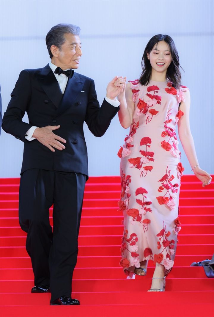 映画『免許返納!?』 プレミアイベントに登壇した（左から）舘ひろし、西野七瀬 クランクイン！ width=