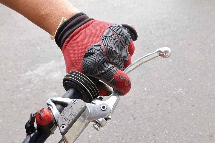 バイクの「レバー遠すぎ問題」放置してない？ 操作ミスを減らすクラッチ調整術