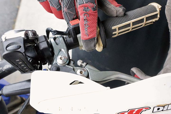 バイクの「レバー遠すぎ問題」放置してない？ 操作ミスを減らすクラッチ調整術