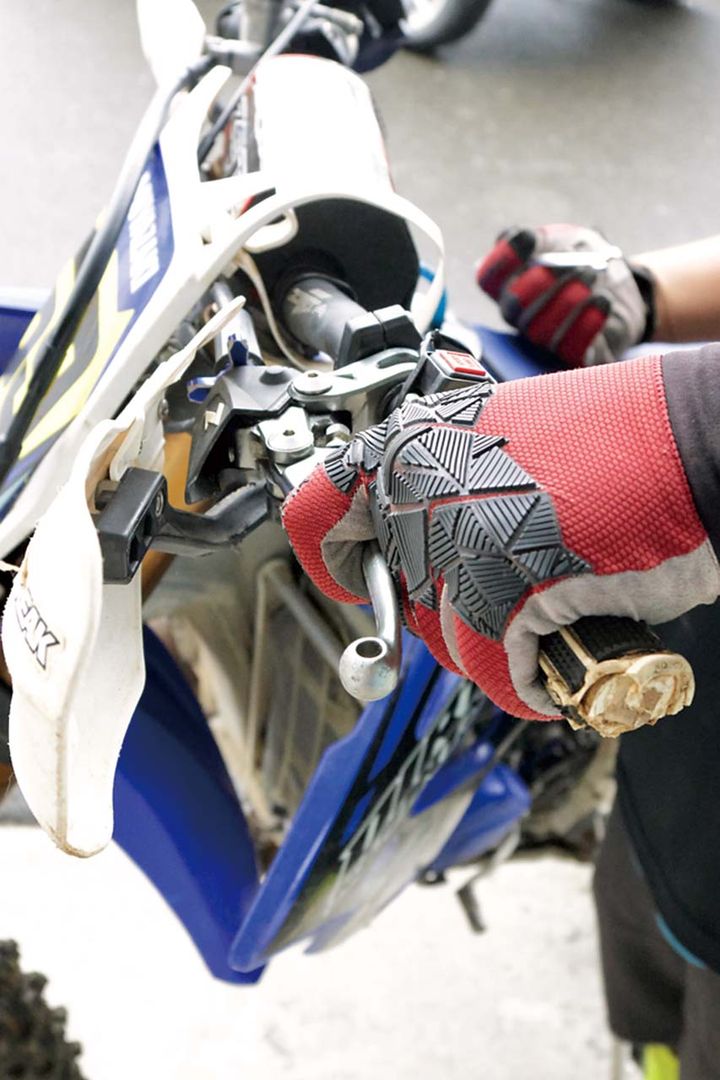 バイクの「レバー遠すぎ問題」放置してない？ 操作ミスを減らすクラッチ調整術