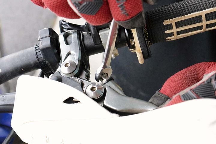 バイクの「レバー遠すぎ問題」放置してない？ 操作ミスを減らすクラッチ調整術