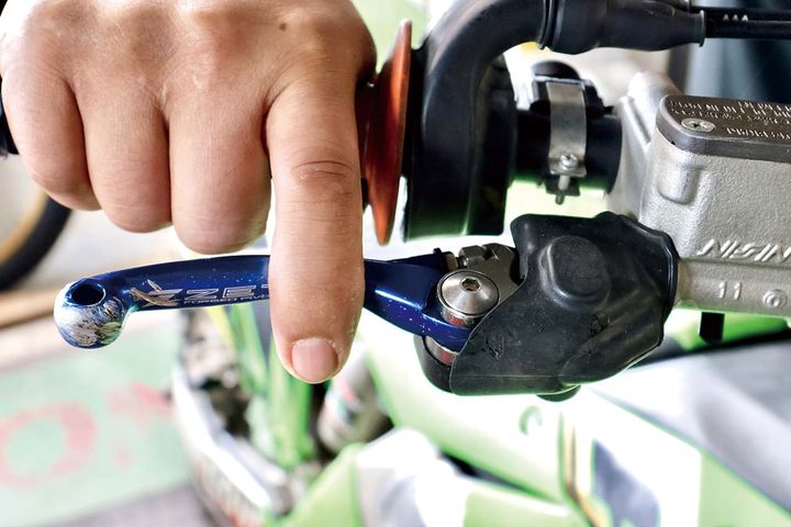 バイクの「レバー遠すぎ問題」放置してない？ 操作ミスを減らすクラッチ調整術