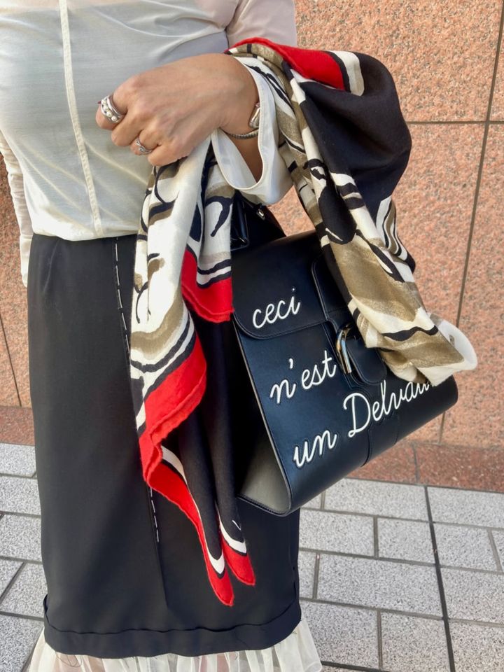 「『デルヴォー』のアイコンバッグとも言えるブリヨン。端正なフォルムとは裏腹な”Ceci n’est pas un Delvaux(これはデルヴォーではない)”と描かれたデザインは大人な遊びを感じさせ、エレガントな雰囲気に抜け感をつくれるので気に入っています」