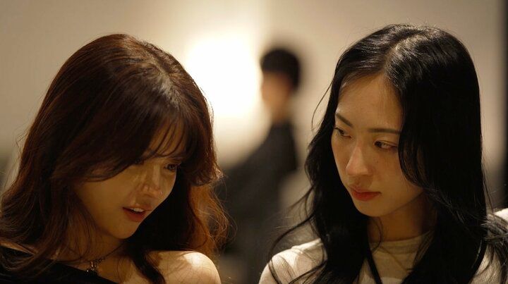 【写真・画像】「スキンシップは？」 “ゼロ日婚約”の27歳人気モデル、親友の直球質問に赤裸々回答 1枚目