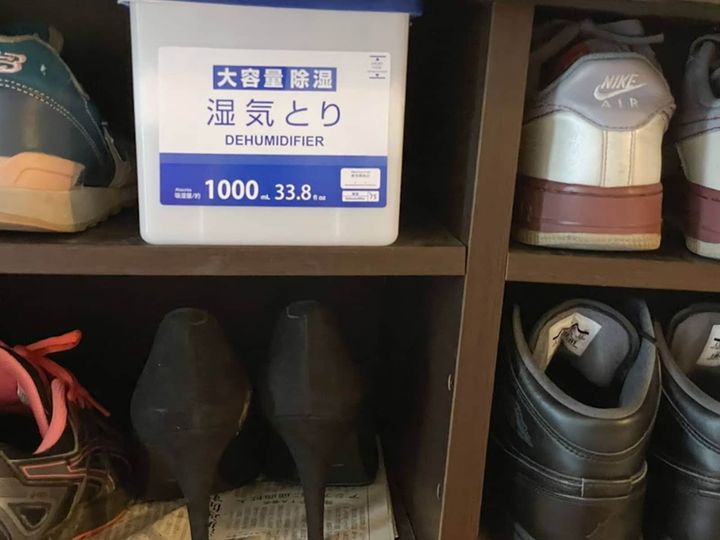 湿度が高い靴箱は新聞紙を敷いて、除湿剤を置く