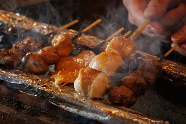 【東京都港区】「焼鳥たぬき」がオープン！「錦爽どり」の焼き鳥から定番居酒屋メニューまで楽しめる
