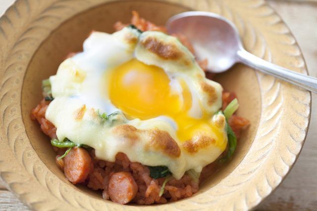 半熟卵とチーズのケチャップごはんグラタン