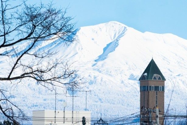 十勝岳が近い！右の塔が四季の塔だ 画像提供：ピクスタ