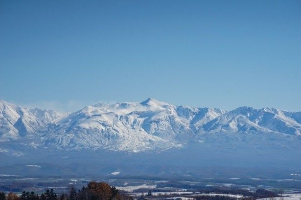 雪化粧した十勝岳も一見の価値あり 画像提供：美瑛町