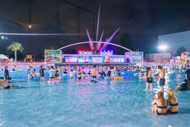 ライトアップされたヤシの木が海外のリゾート地のような雰囲気を演出する「ナイトプール」