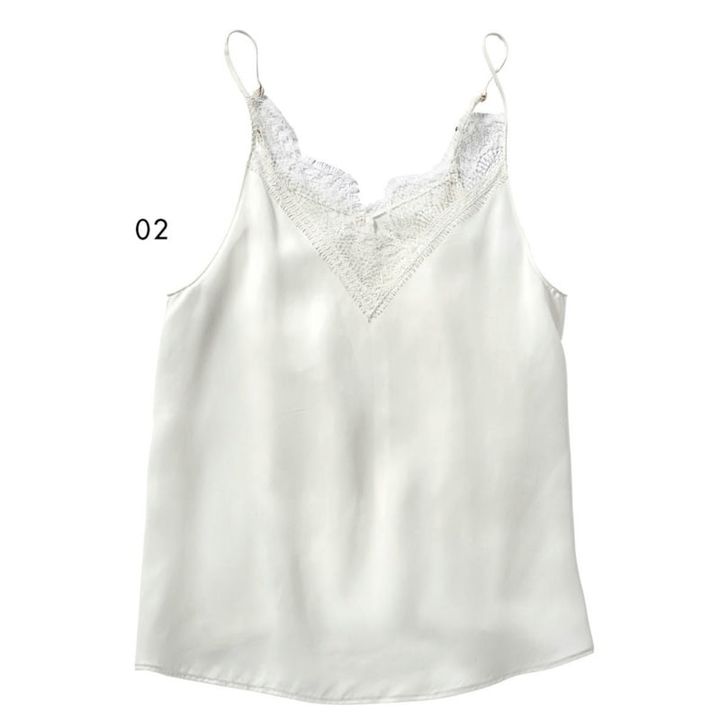 02_ツヤのあるフレンチレースが愛嬌たっぷり。キャミソール￥17,600（サロン アダム エ ロペ）
