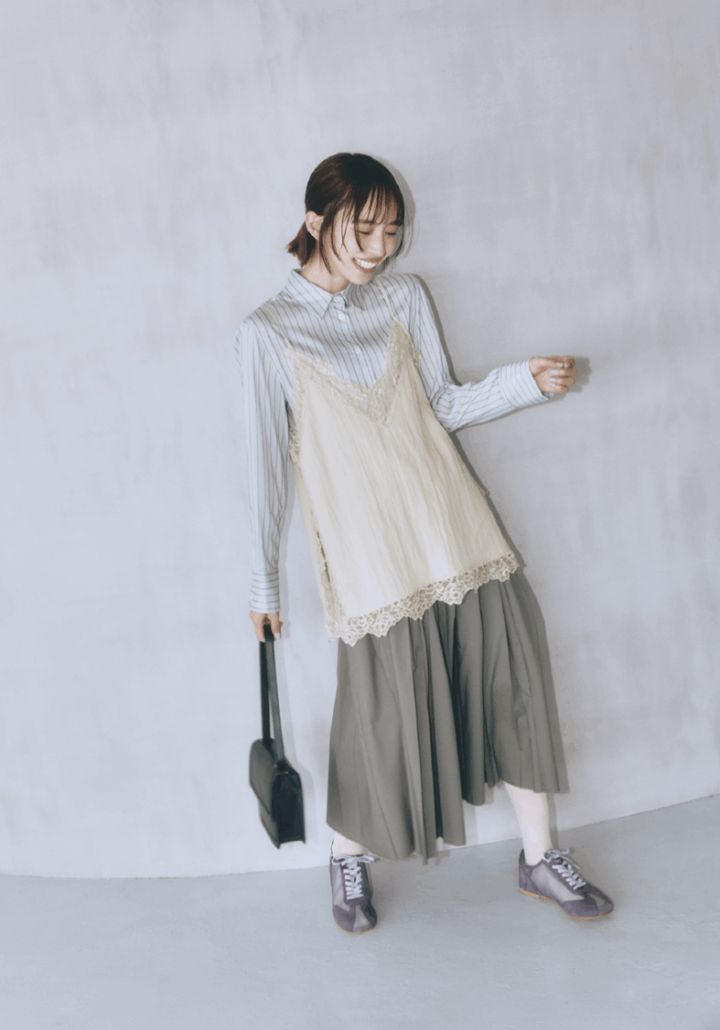 レースキャミソール￥5,500（ケービーエフ／ケービーエフ ルミネエスト新宿店） シャツ￥44,660（テラ／ティースクエア プレスルーム） スカート￥24,200（メゾンスペシャル／メゾンスペシャル 青山店） バッグ￥24,200（ヴィスク／S&T） ハイソックス￥1,100（靴下屋／タビオ） スニーカー￥31,570（ネガティブスリー／ティースクエア プレスルーム）