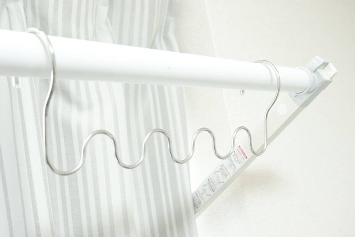 セリアのステンレスハンガーホルダー 5連を物干し竿に掛けた状態