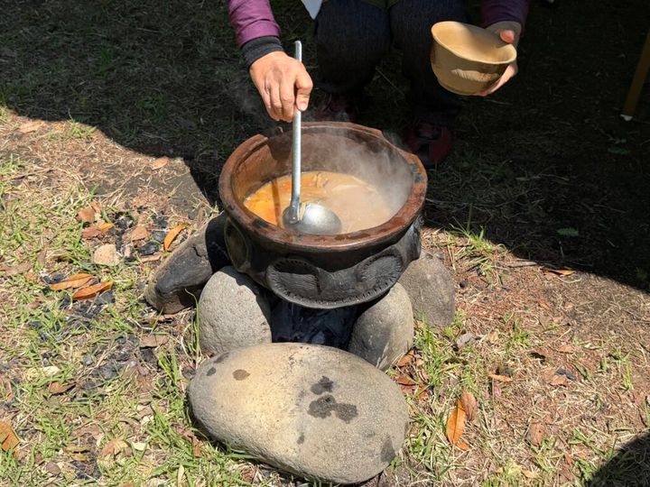 手作りの縄文土器で煮るジビエ汁