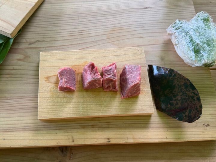 お肉と黒曜石のナイフ