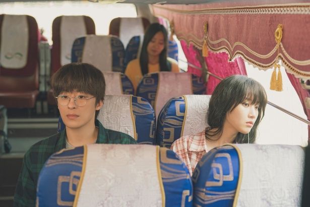 郷に向かうウノとジョンウォンが運命的に出会った日の一コマ [c]2025 KC VENTURES CO., LTD AND K WAVE MEDIA LTD ALL RIGHTS RESERVED.