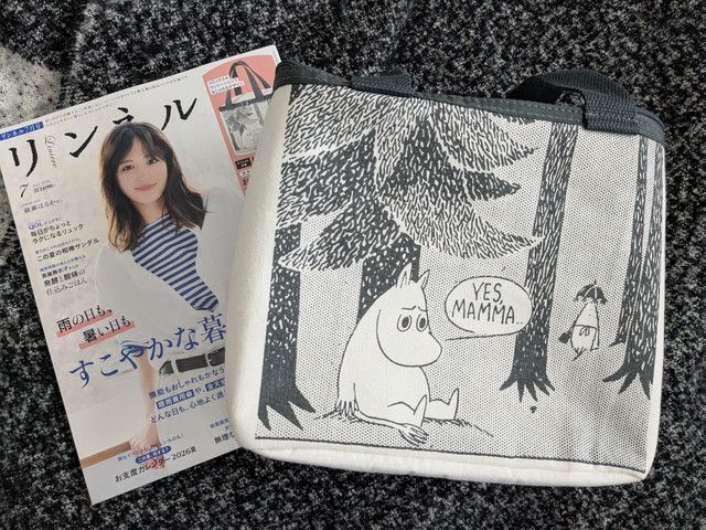 リンネル2026年7月号の表紙とムーミンの保冷バッグを並べた様子。バッグにはムーミンが「YES,MAMMA」と話すシーンが描かれている