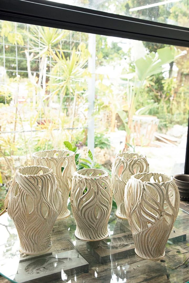 透かしとしのぎを楽しめる彫刻のような花器