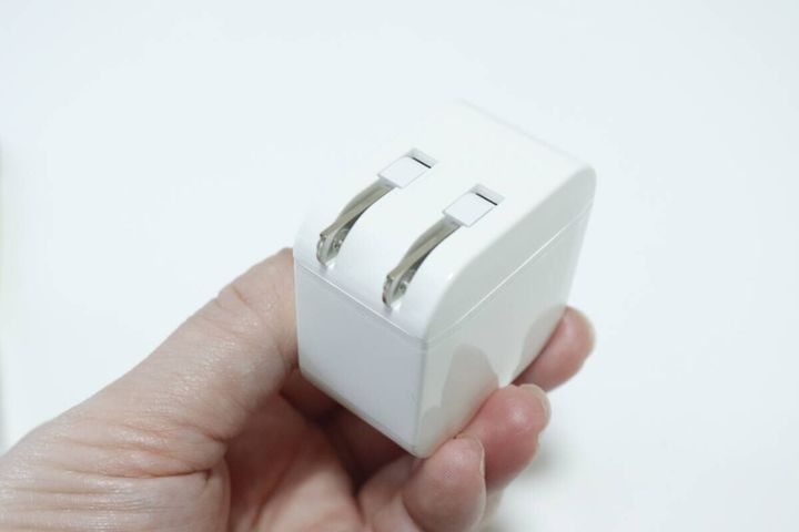 USB充電器（POWER DELIVERY20W、TYPE-A＋TYPE-C、ホワイト） 形状