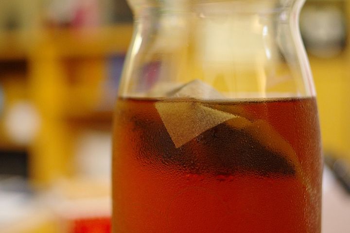 ポット（ピッチャー）に入った麦茶と麦茶パック