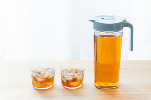 お茶ポット（ピッチャー）と麦茶の入ったコップ2つ