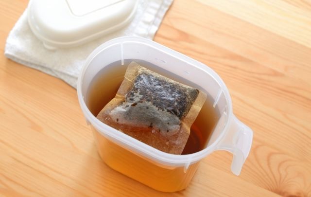 ティーバッグの入ったお茶ポット 麦茶