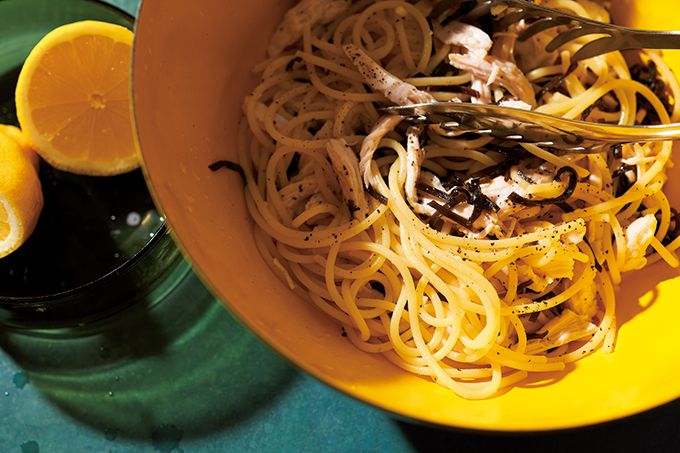 【コンビニ食材でパスタづくり】レモンがきいた「サラダチキンと塩昆布のパスタ」のレシピの画像1