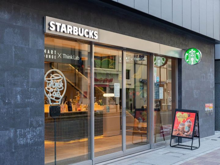 スターバックス コーヒーの公式Xは5月20日に投稿を更新。とろけるバナナと焦がしキャラメルのような香ばしいコーヒーが重なる大人のデザートフラペチーノの登場を告知しました。（サムネイル画像出典：PIXTAより）