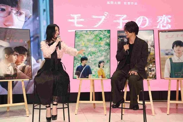 【写真を見る】桜田ひよりと木戸大聖が、ポスター撮影の舞台裏について談笑！ [c]田村茜／コアミックス ©映画「モブ子の恋」製作委員会