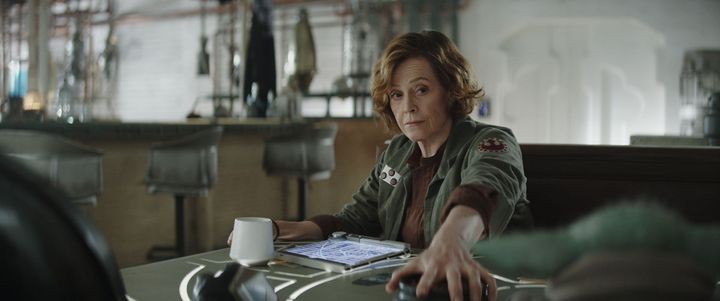 ウォード大佐（シガーニー・ウィーバー） 映画『スター・ウォーズ／マンダロリアン・アンド・グローグー』場面写真 （C）2026 Lucasfilm Ltd. & TM. All Rights Reserved. width=