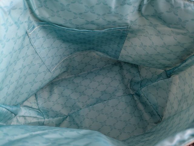 U by ungaroトートバッグの内側。ミントグリーンのパピヨン（蝶）柄の裏地が広がっている