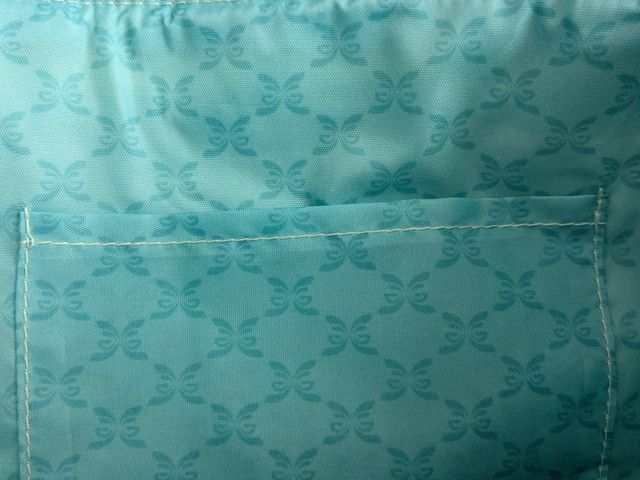 U by ungaroトートバッグ内側のポケット部分。パピヨン柄の生地に内ポケットがついているのが確認できる