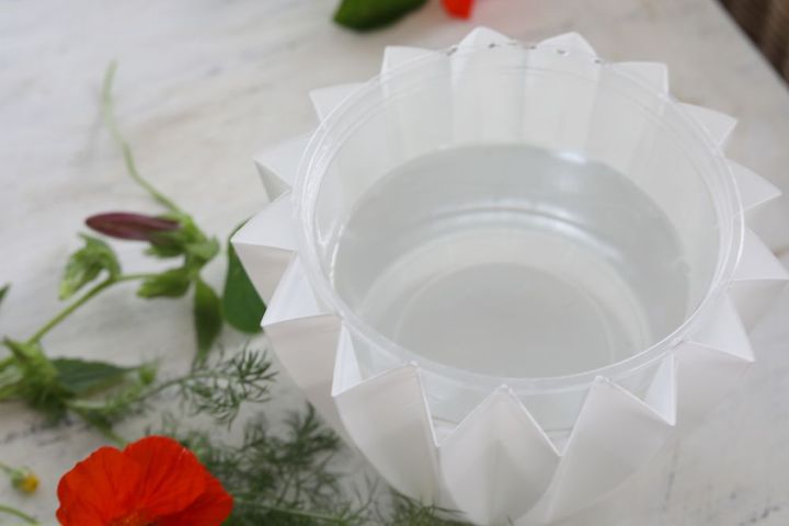 器に水を入れた落としを入れる