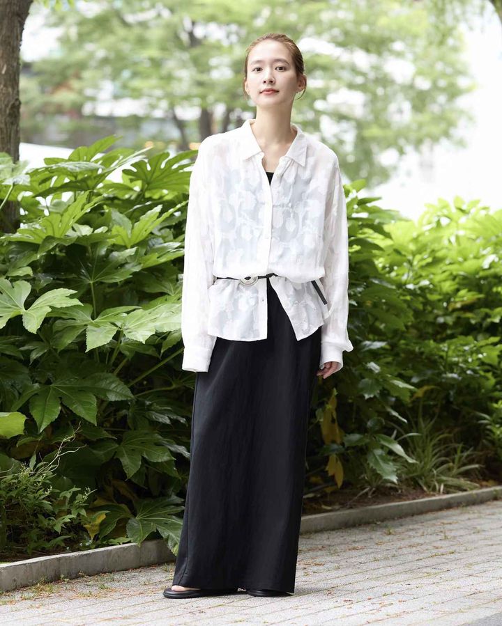 画像: フラワージャガードシャツ￥17,600・サテンスカート￥11,000・