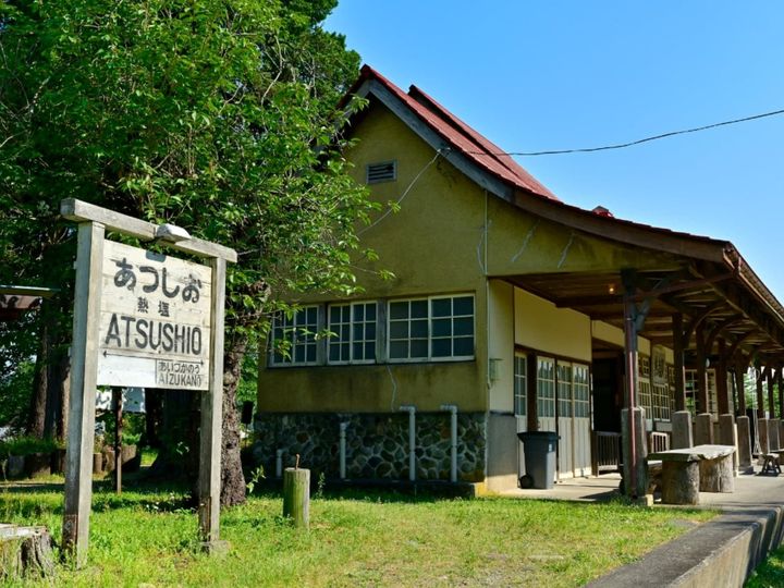 福島県喜多方市に位置する熱塩温泉は、600年以上の歴史を誇る喜多方の奥座敷として親しまれています。名僧・源翁和尚によって開湯された湯は、熱くて塩辛い独特の泉質が特徴。「子宝の湯」としても知られ、静かな山間に佇む秘湯の風情が人々を癒やします。