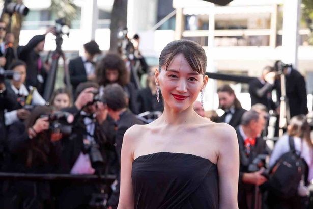 【写真を見る】綾瀬はるかのデコルテが美しいドレス姿に観客は目がくぎ付け！ [c]KazukoWAKAYAMA