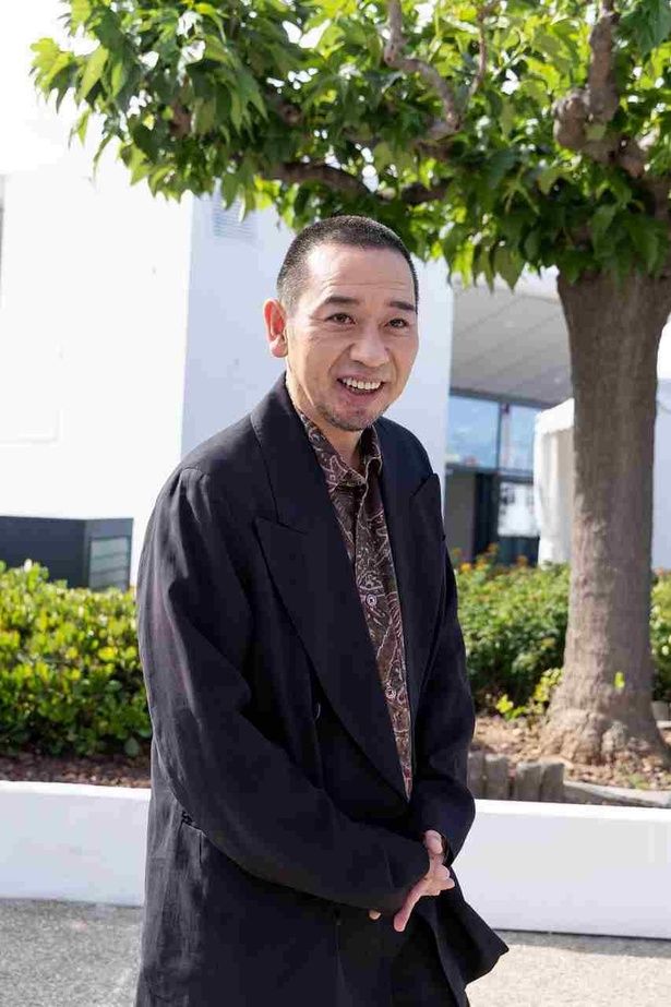 アワーレガシーのダークブラウンのスーツでキメた大悟 [c]KazukoWAKAYAMA