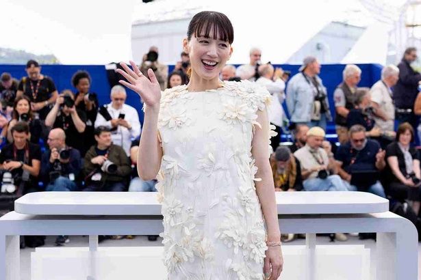笑顔で手をふる綾瀬はるか [c]KazukoWAKAYAMA